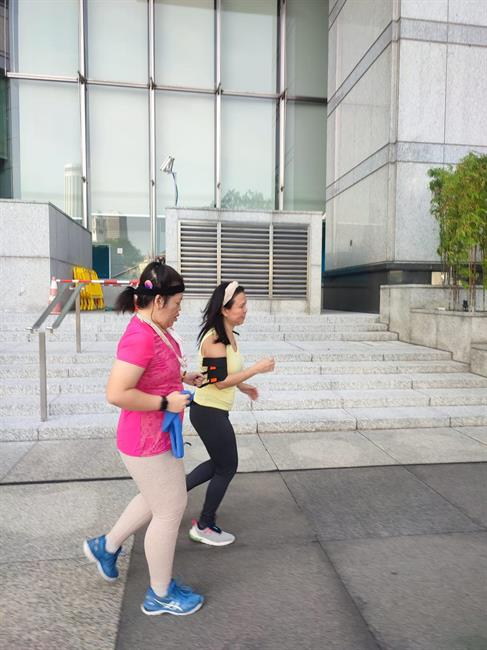 Siew Ling and her friend’s first time using the Ramble Tag as they jogged at Marina Bay Sands. The Ramble Tag is a cuff which Siew Ling’s friend wore on her forearm, and there’s a grip which Siew Ling held on to as they jogged together.